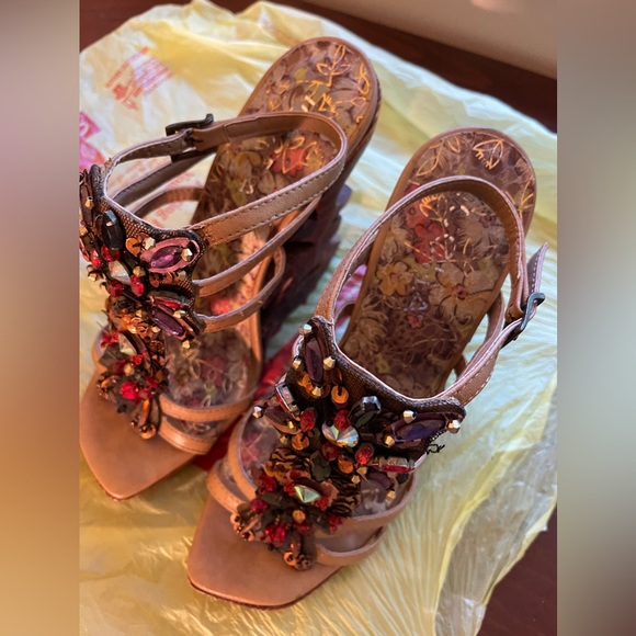 Statuesque Unique Wedges with Sculptural Heel US6 - Picture 5 of 9